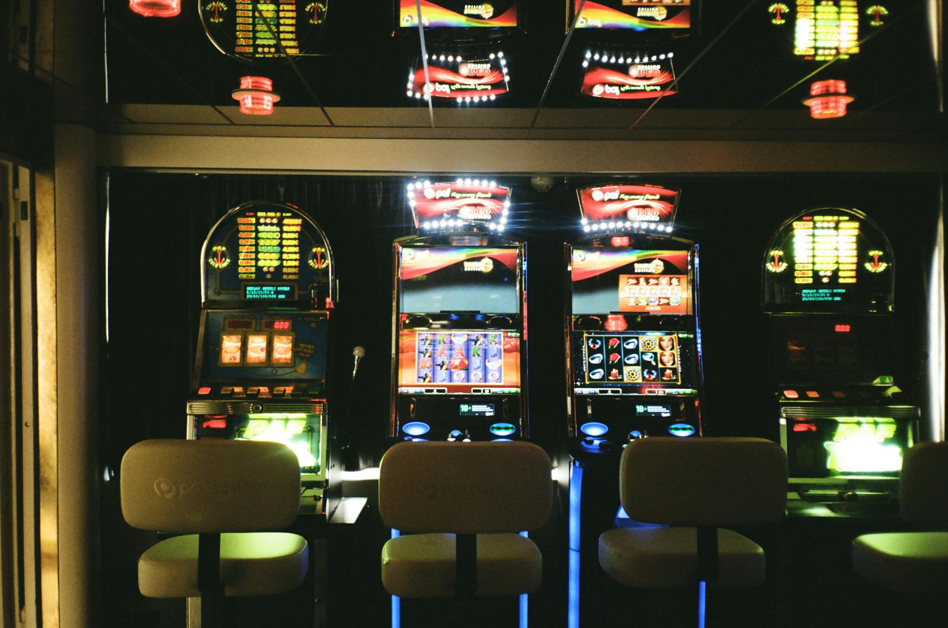 Slot Machine Reels Spin ဖြစ်နေသော Online Slots ဂိမ်း