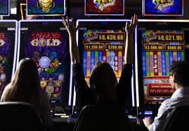 xam777 APP မိုဘိုင်းဖုန်းပေါ်မှ Live Casino ကစားနေသောပုံ